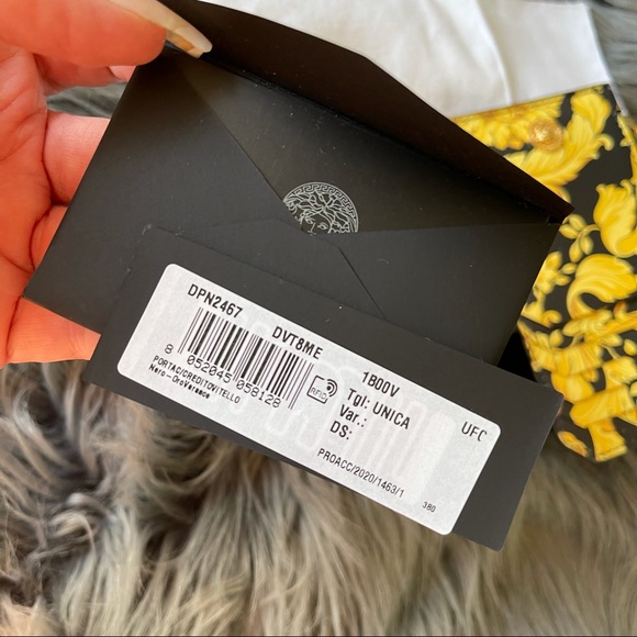 Sold VERSACE 💛 NWB BAROCCO CARD HOLDER WITH KEY FOB - Picture 3 of 11